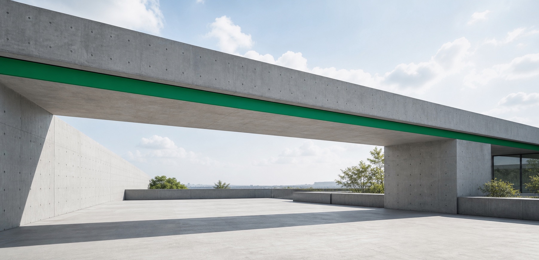 緑のパネルが差し込まれたコンクリート建築